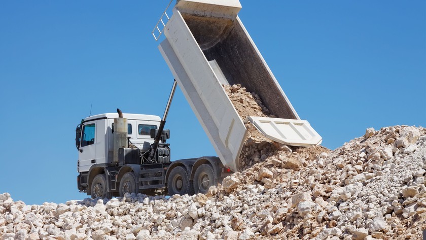 Camion semi-remorque avec benne